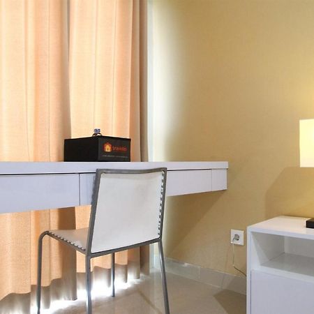 Comfortable Studio Apartment Grand Dhika City By Travelio Bekasi Exteriör bild