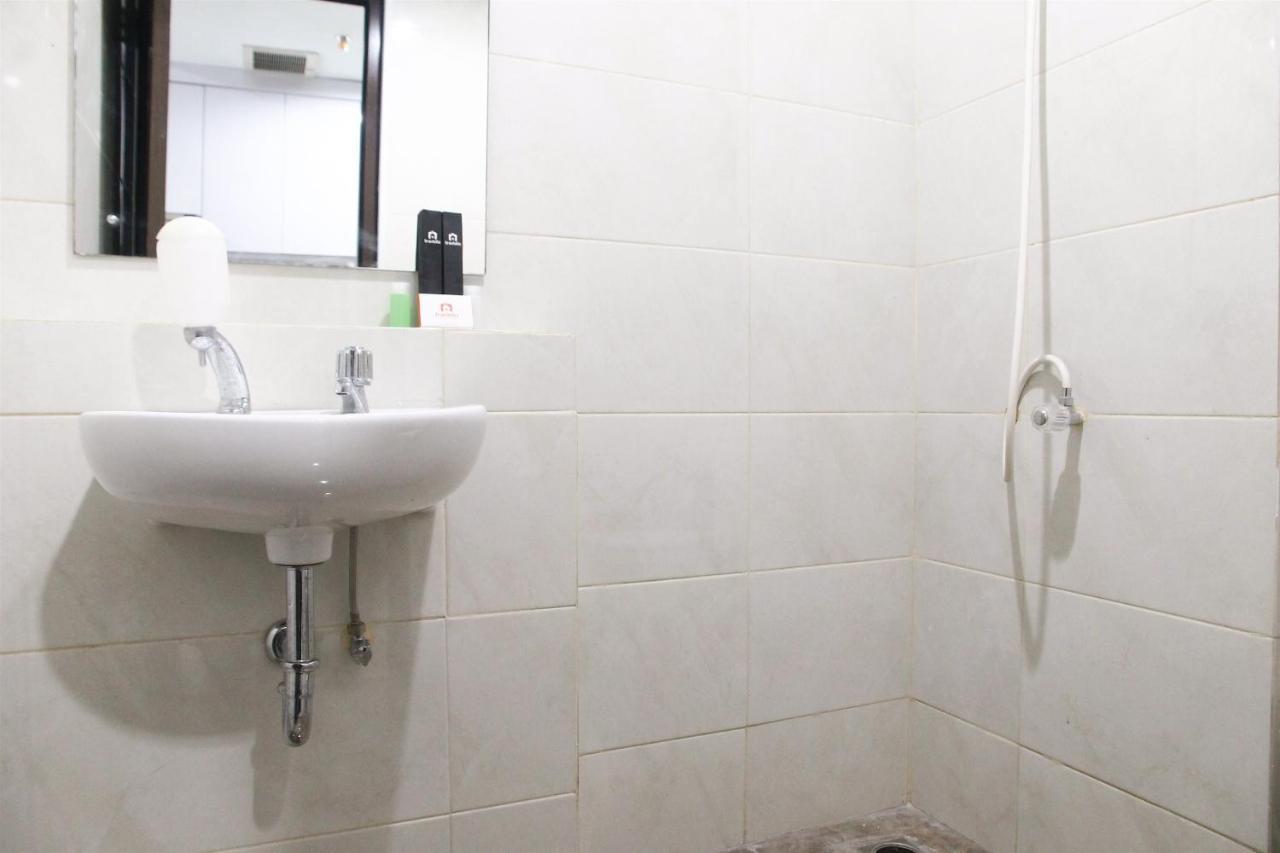 Comfortable Studio Apartment Grand Dhika City By Travelio Bekasi Exteriör bild